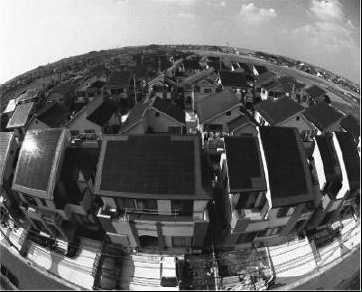 Esta foto representa Cosmotown Kiyomino SAIZ, um complexo de 79 casas, fornecendo 3kW de geração de energia fotovoltaica para cada casa.